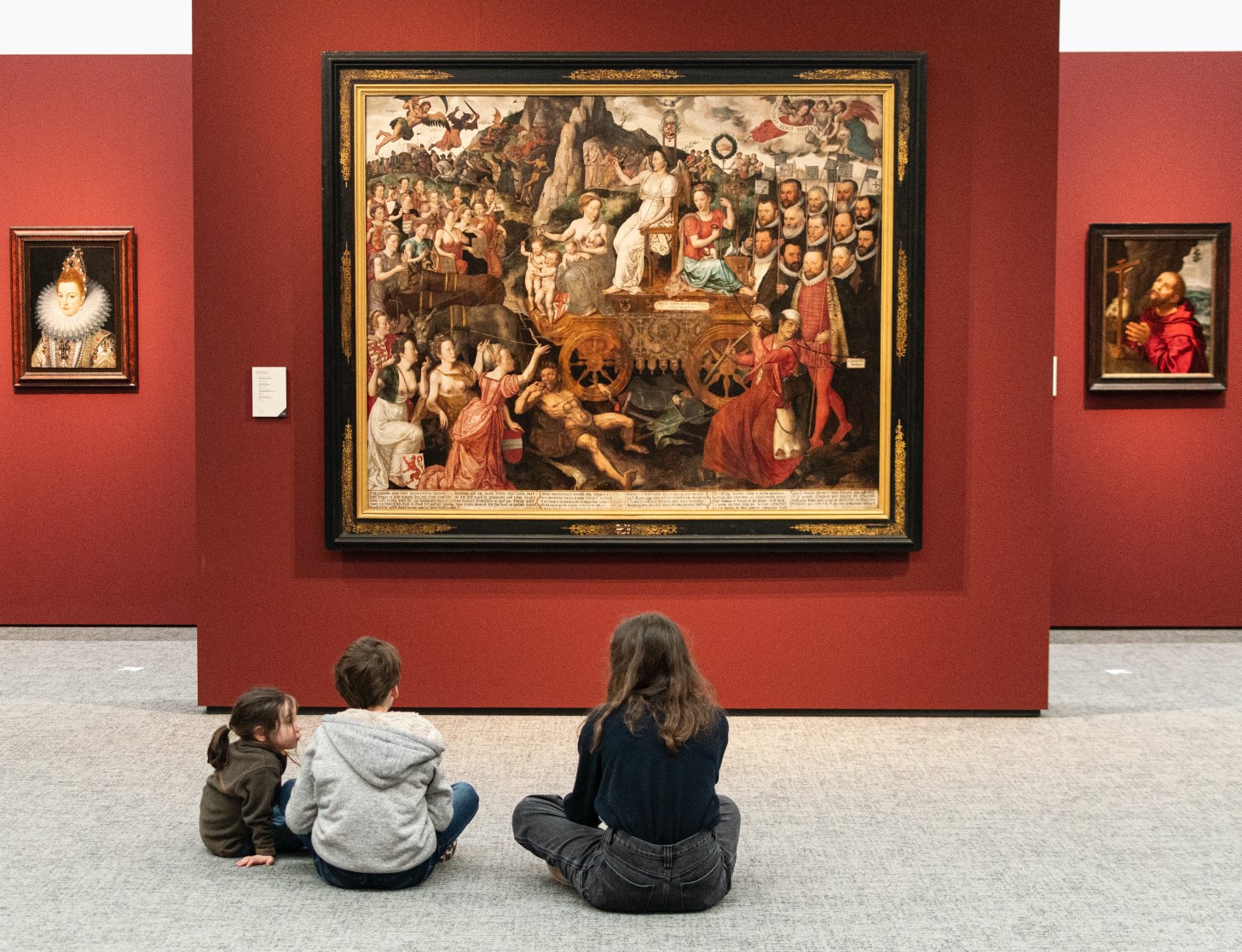 Bezoekers in museum kijken naar schilderij