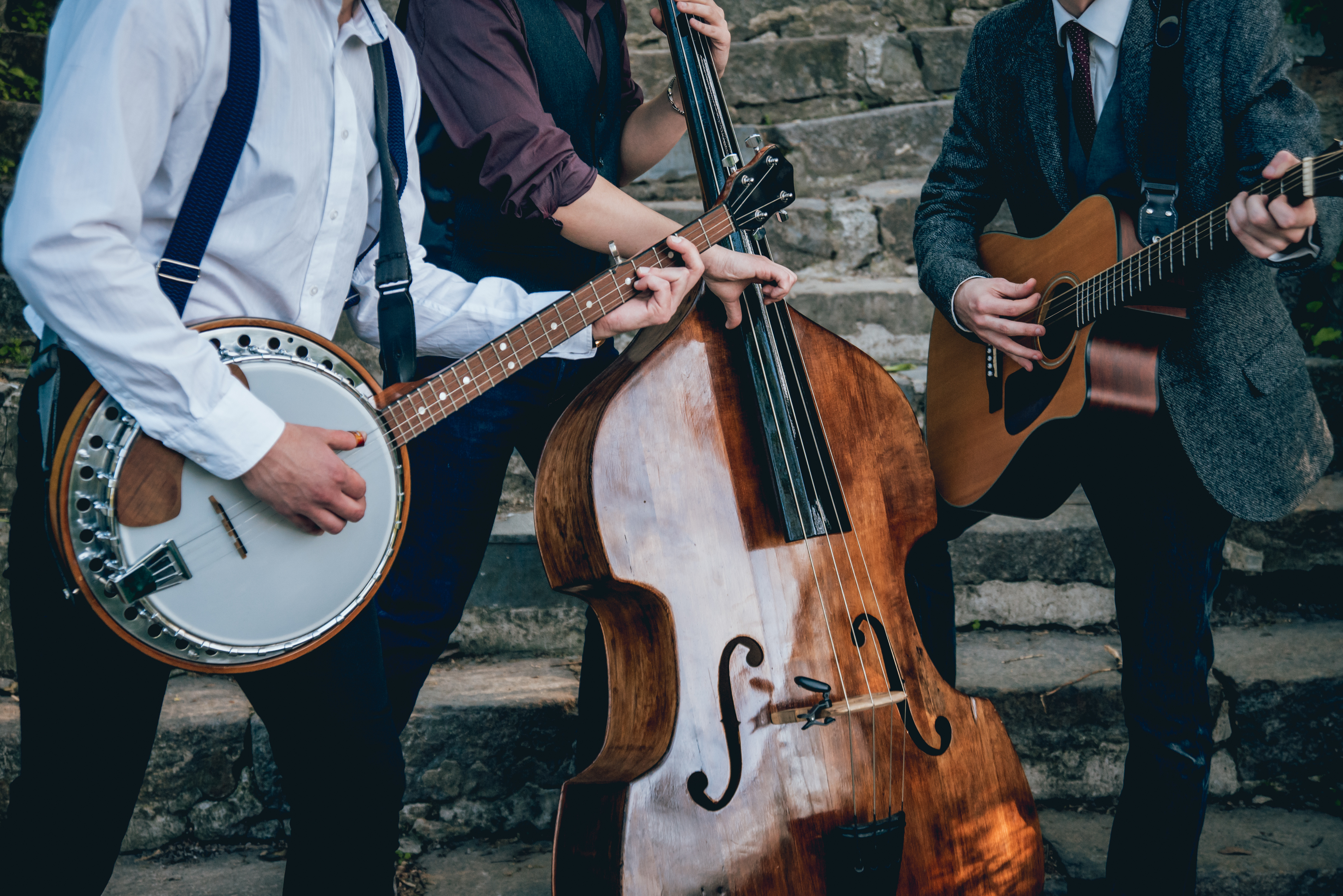 Trio muzikanten met gitaar, banjo en contrabas