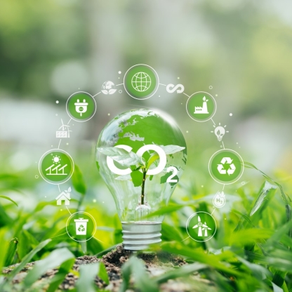 gras met lamp en symbolen rond energiebesparende maatregelen